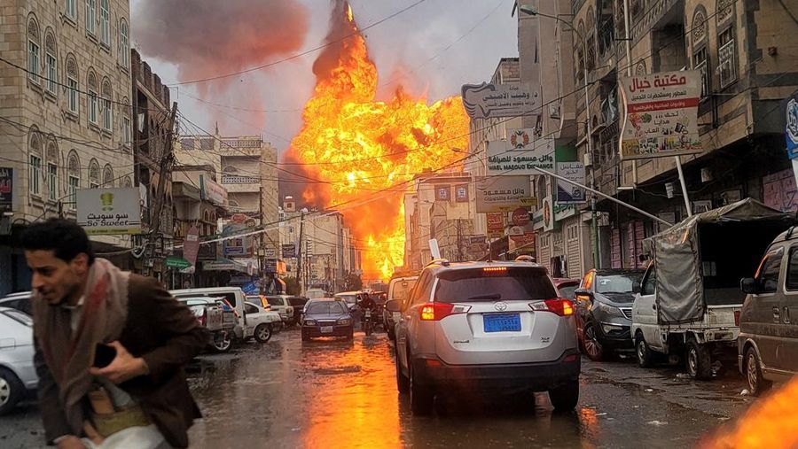 ISRAEL-PALESTINIANS/HOUTHIS-STRIKES Serangan Udara Israel di Sanaa. REUTERS/Stringer