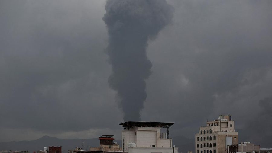 ISRAEL-PALESTINIANS/HOUTHIS-STRIKES Serangan Udara Israel di Sanaa. REUTERS/Stringer