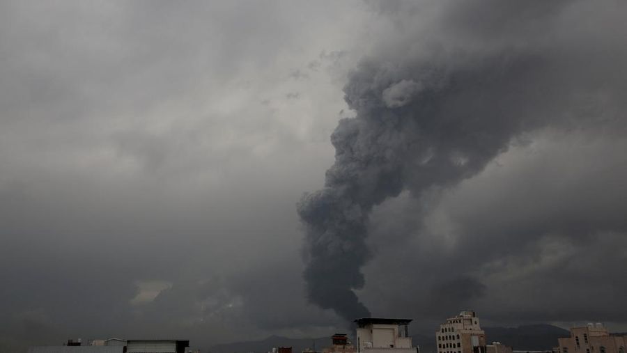 ISRAEL-PALESTINIANS/HOUTHIS-STRIKES Serangan Udara Israel di Sanaa. REUTERS/Stringer