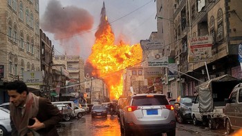 FOTO: Yaman 'Membara' Dibombardir Serangan Udara Israel