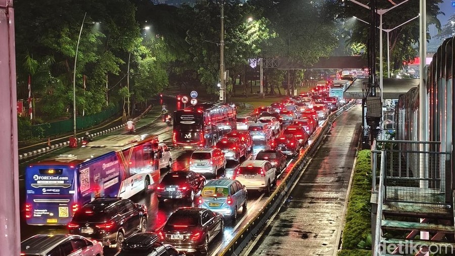Jalan Gatot Subroto mengarah ke gedung DPR/MPR/DPD RI masih ditutup imbas demo 25 Agustus. Pengendara tampak dialihkan ke arah simpang susun Semanggi. (Kurniawan/detikcom)