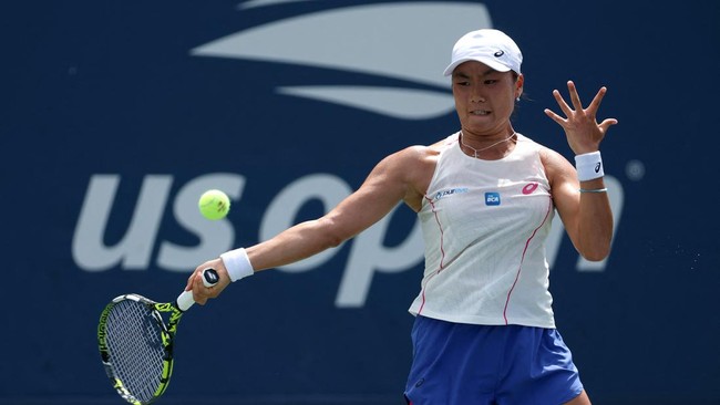 Petenis Indonesia Janice Tjen jadi sorotan netizen di jagat maya usai membuat kejutan lolos ke babak kedua grand slam US Open 2025, Senin (25/8) dini hari WIB.