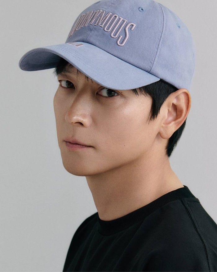Selain piawai dalam dunia akting, rupanya Kang Dong Wong juga termasuk salah satu selebriti Korea dengan IQ tinggi, yakni sebesar 137.
