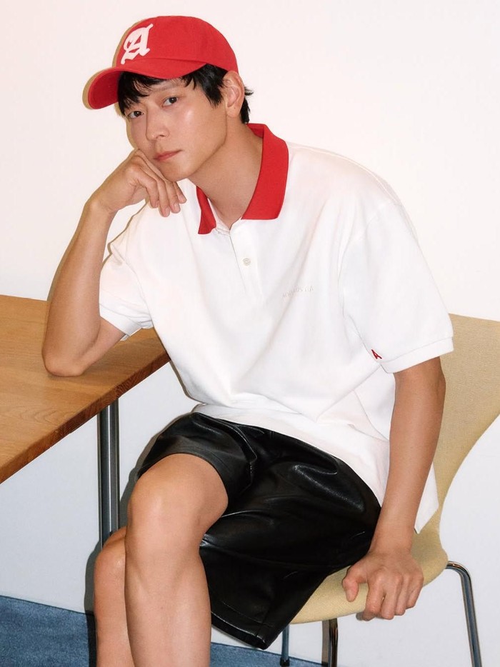 Sembari menjalani kehidupan sebagai mahasiswa tahun pertama pada 2000 silam, Kang Dong Won turut memulai karier di bidang modeling setelah dirinya didapuk oleh seorang agensi model.