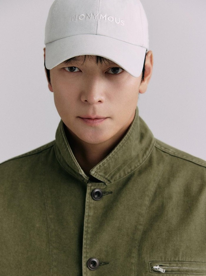 Setelah tujuh tahun berkarier bersama YG Entertainment, Kang Dong Won memutuskan untuk hengkang dan melebarkan sayap ke Hollywood dengan bernaung di Crative Artist Agency (CAA) sejak 2022 lalu.