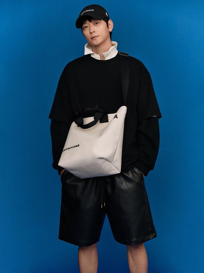 Tak ingin menyiakan bakatnya di bidang fashion dan modeling, Kang Dong Won mulai menapaki karier dengan meluncurkan fashion brand miliknya, NONYMOUSAA. Tak tanggung-tanggung, dirinya juga menjadi model di brand-nya sendiri.