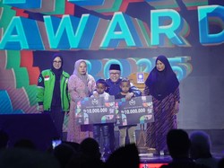 Zulhas Beri Beasiswa Dua Bocah Pemungut Sisa Kue di Gowa