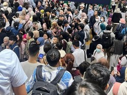 Ramai Penumpang MRT, Stasiun Lebak Bulus Sempat Sepadat Ini