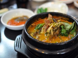 Korea Selatan Punya 7 Makanan Nyeleneh, Sup Anjing hingga Cacing Sendok