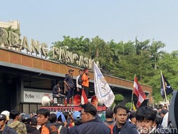 Mahasiswa Demo Orasi di Belakang DPR: Satukan Suara Tuntut Keadilan