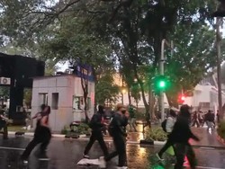 Massa Belum Bubar, Pos Polisi di GBK Jadi Sasaran Perusakan