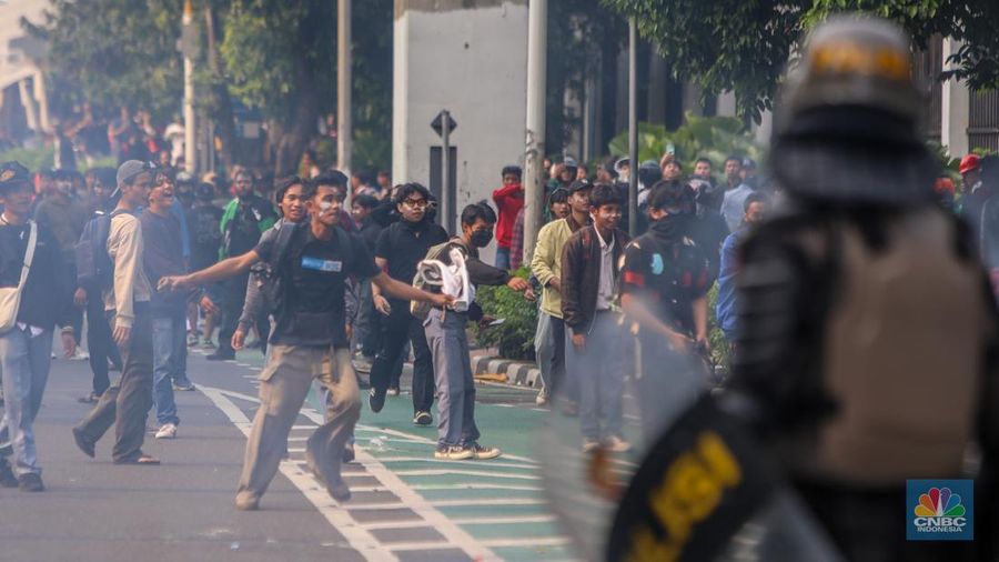 Massa demo 25 Agustus terlibat berantem dengan petugas kepolisian di area Pejompongan, Jakarta, Senin (25/8/2025). Massa demo 25 Agustus terlibat berantem dengan petugas kepolisian di area Pejompongan, Jakarta, Senin (25/8/2025). (CNBC Indonesia/Faisal Rahman)