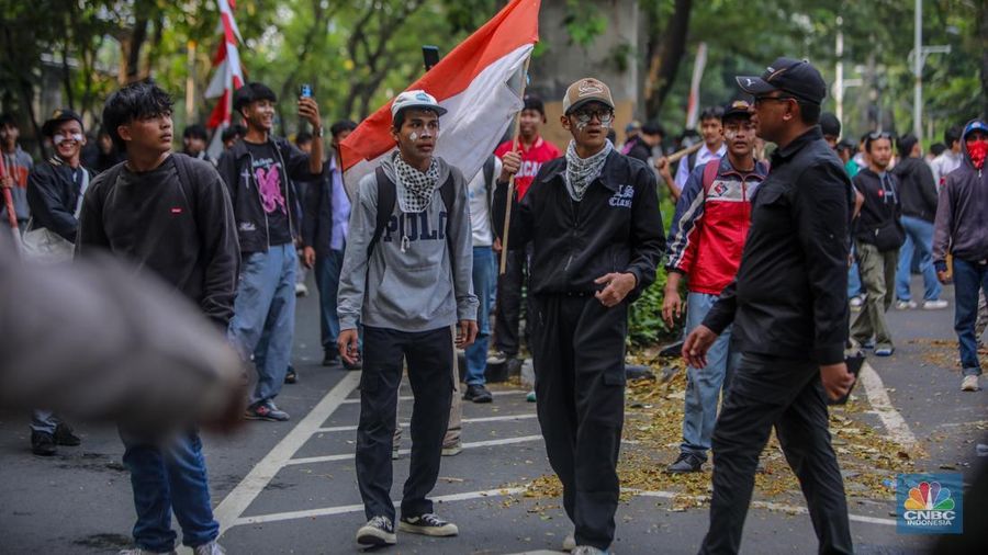 Massa demo 25 Agustus terlibat berantem dengan petugas kepolisian di area Pejompongan, Jakarta, Senin (25/8/2025). Massa demo 25 Agustus terlibat berantem dengan petugas kepolisian di area Pejompongan, Jakarta, Senin (25/8/2025). (CNBC Indonesia/Faisal Rahman)