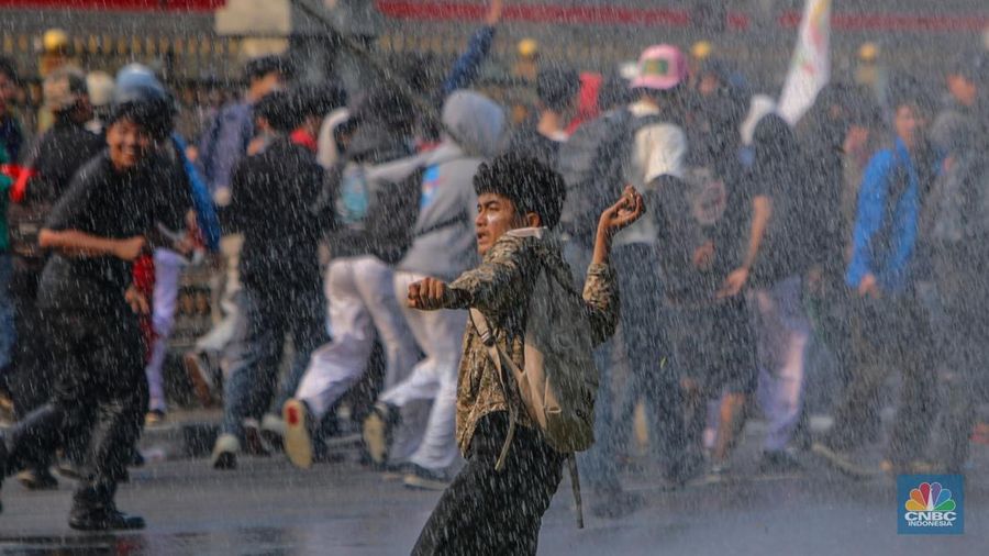 Massa demo 25 Agustus terlibat berantem dengan petugas kepolisian di area Pejompongan, Jakarta, Senin (25/8/2025). Massa demo 25 Agustus terlibat berantem dengan petugas kepolisian di area Pejompongan, Jakarta, Senin (25/8/2025). (CNBC Indonesia/Faisal Rahman)