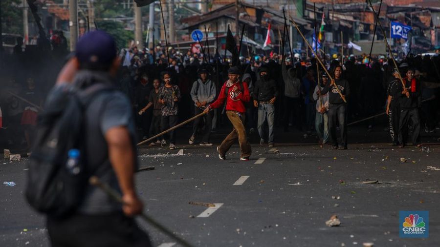 Massa demo 25 Agustus terlibat berantem dengan petugas kepolisian di area Pejompongan, Jakarta, Senin (25/8/2025). Massa demo 25 Agustus terlibat berantem dengan petugas kepolisian di area Pejompongan, Jakarta, Senin (25/8/2025). (CNBC Indonesia/Faisal Rahman)
