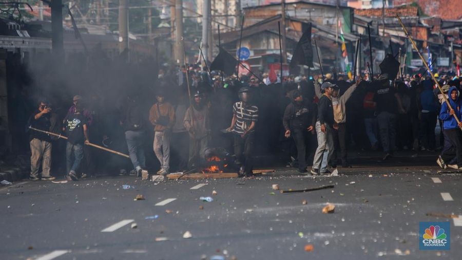 Massa demo 25 Agustus terlibat berantem dengan petugas kepolisian di area Pejompongan, Jakarta, Senin (25/8/2025). Massa demo 25 Agustus terlibat berantem dengan petugas kepolisian di area Pejompongan, Jakarta, Senin (25/8/2025). (CNBC Indonesia/Faisal Rahman)