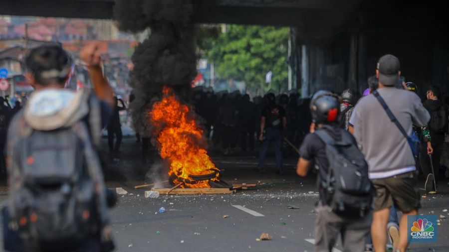 Massa demo 25 Agustus terlibat berantem dengan petugas kepolisian di area Pejompongan, Jakarta, Senin (25/8/2025). Massa demo 25 Agustus terlibat berantem dengan petugas kepolisian di area Pejompongan, Jakarta, Senin (25/8/2025). (CNBC Indonesia/Faisal Rahman)