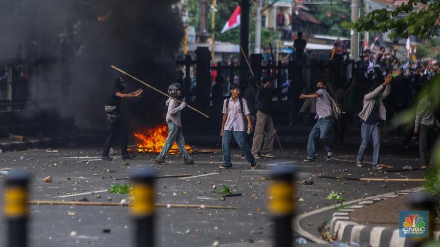 Massa demo 25 Agustus terlibat berantem dengan petugas kepolisian di area Pejompongan, Jakarta, Senin (25/8/2025). Massa demo 25 Agustus terlibat berantem dengan petugas kepolisian di area Pejompongan, Jakarta, Senin (25/8/2025). (CNBC Indonesia/Faisal Rahman)