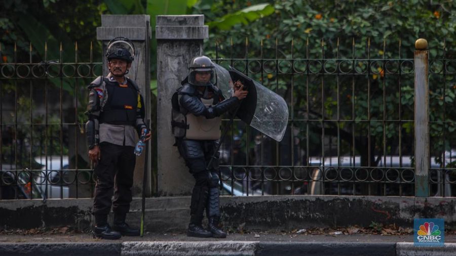 Massa demo 25 Agustus terlibat berantem dengan petugas kepolisian di area Pejompongan, Jakarta, Senin (25/8/2025). Massa demo 25 Agustus terlibat berantem dengan petugas kepolisian di area Pejompongan, Jakarta, Senin (25/8/2025). (CNBC Indonesia/Faisal Rahman)