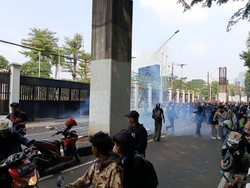 Petasan Diledakkan saat Demo 25 Agustus di Belakang DPR, Ada yang Terluka