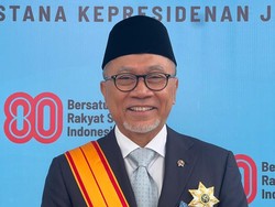 Video: Menko Pangan Zulhas Terima Tanda Kehormatan dari Presiden Prabowo