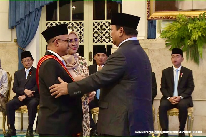 Menteri Pendidikan Dasar dan Menengah (Mendikdasmen), Abdul Mu’ti, menerima penghargaan berupa tanda kehormatan Bintang Mahaputera Utama dari Presiden Prabowo, Senin (25/8/2025).