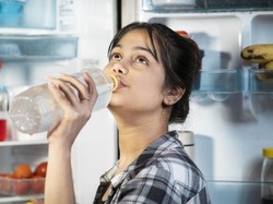 Minum Air Putih Tengah Malam, Ginjal Cepat Rusak? Dokter Urologi Ungkap Faktanya