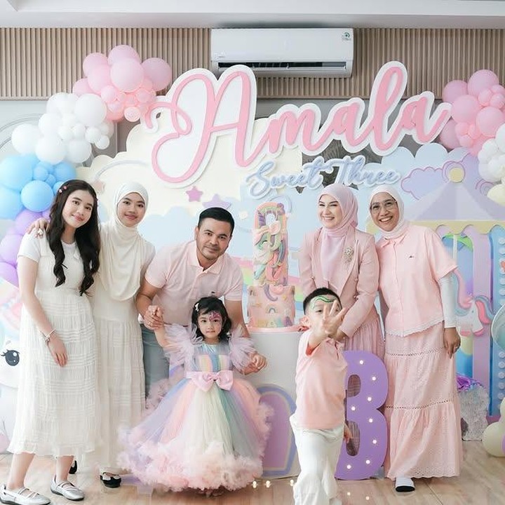 <p>Irish Bella baru saja menyebar kebahagiaan keluarga kecilnya. Sang putri, Amala Puti Sabai Akbar baru saja merayakan ulang tahun yang ke-3. Perayaan manis ini pun turut dihadiri oleh sang ayah sambung, Haldy Sabri, sang kakak Air Rumi Akbar, nenek Amala, serta dua kakak perempuan Amalaya kayaya. (Foto: Instagram @_irishbella_)</p>