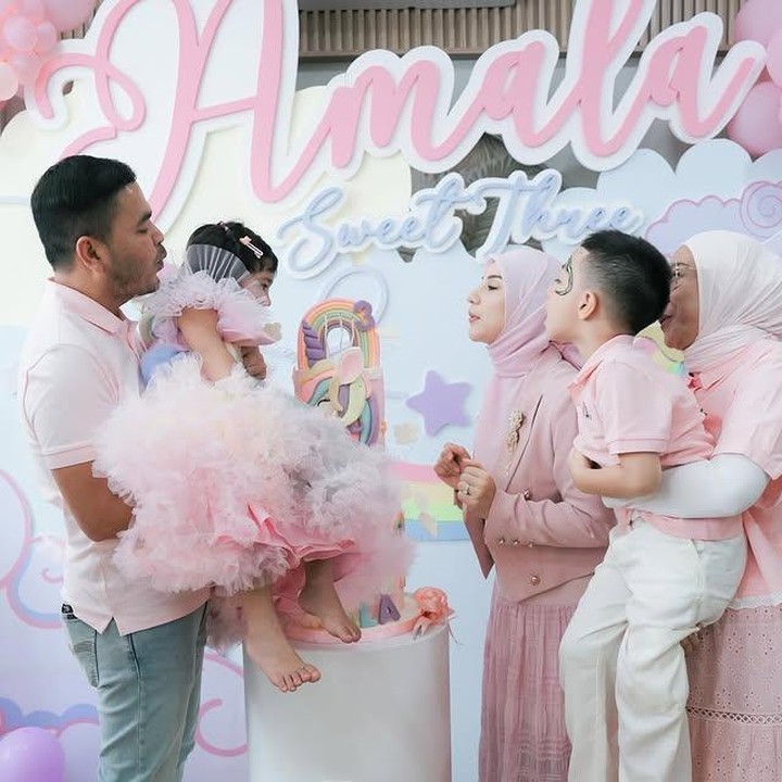 <p>Di momen tiup lilin, Amala terlihat digendong oleh Haldy Sabri. Air dan Irish Bella juga ikut meniup lilin bersama. Suasana pun kian terasa manis saat Irish menuliskan ucapan manis di Instagramnya. &ldquo;Selamat ulang tahun ke-3, Putri Amala,&rdquo; tulisnya, Minggu (24/08/2025). (Foto: Instagram @_irishbella_)</p>