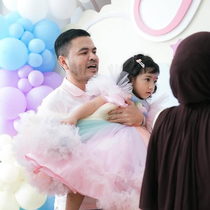 <p>Momen hangat pun terjadi ketika Amala digendong oleh Ayah Haldy. Memang sejak awal menikah, Haldy sudah terlihat dekat dengan anak-anak Irish Bella. Begitu juga dengan kedua putri Haldy yang sudah akrab dengan anak-anak Irish. (Foto: Instagram @_irishbella_)</p>