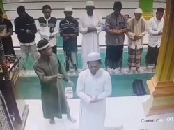 Pria Tikam Imam Masjid Saat Salat Subuh di Morut Babak Belur Diamuk Warga