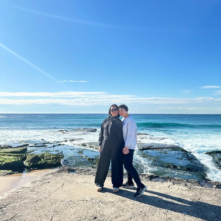 <p>Lucy memutuskan vakum dari dunia tarik suara sejak pindah ke Australia dan menjalani kehidupan yang <em>slow living</em>. Nola mengatakan bahwa sahabatnya itu juga sudah tak main media sosial. "Sekarang Nchy udah ngga main sosmed udah tahunan dia ga paham dunia maya, udah banyak hal yang dia ngga tau tentang cerita ini itu..jadi kalo ngobrol sama dia harus ngulang banyak banget *hadeehh capee..tapii seruuu bangett siih liat Nchy yang nikmati hidup nya<em> slow living</em>, tanpa beban dan <em>happy</em> aja gitu," ujar Nola. (Foto: Instagram @riafinola)</p>