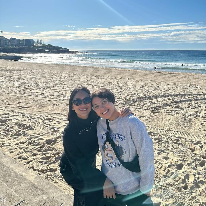 <p>Saat berada di Sydney, Nola dan Lusy sempat menghabiskan momen bersama di pantai. Pertemuan ini begitu dinanti Nola karena keduanya&nbsp;sudah lama tak bertemu. "Cuma berapa hari di sydney Manfaatin untuk bisa ketemuan sama Lusy rahmawati/Nchy yang udah menetap disana. <em>happy</em> bangeeett&hellip; walau waktunya terbatas tapi 2 kali pertemuan ngobatin kangen," tulis Nola. (Foto: Instagram @riafinola)</p>