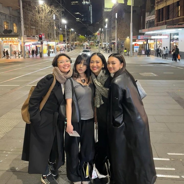 <p>Pertemuan kali ini menjadi spesial karena Nola dan Lusy juga sama-sama mengajak putri mereka. Nola mengajak anak pertamanya Naura, sementara Lusy menggandeng putrinya Kimiko. Naura dan Kimiko juga tampaknya sudah dekat. (Foto: Instagram @riafinola)</p>