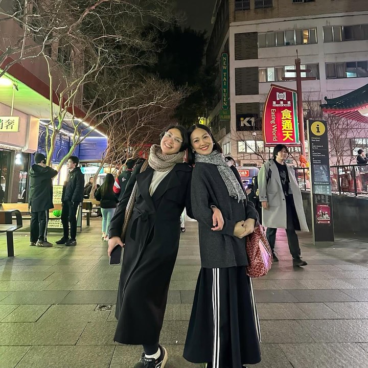 <p>Penyanyi Nola B3 baru-baru ini membagikan momen kebersamaannya dengan Lusy Rahmawaty di Sydney, Australia. Keduanya reunian bareng setelah lama tak bertemu. Perlu diketahui, Nola dan Lusy pernah tergabung di grup vokal AB Three, Bunda. Pada tahun 2001, Lusy memutuskan keluar dari grup untuk bersolo karier. Pada 2016, Lusy memutuskan untuk menetap di Australia. (Foto: Instagram @riafinola)</p>