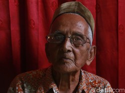 Sosok Nyak Sandang, Penyumbang Pembelian Pesawat Pertama Terima Bintang Jasa