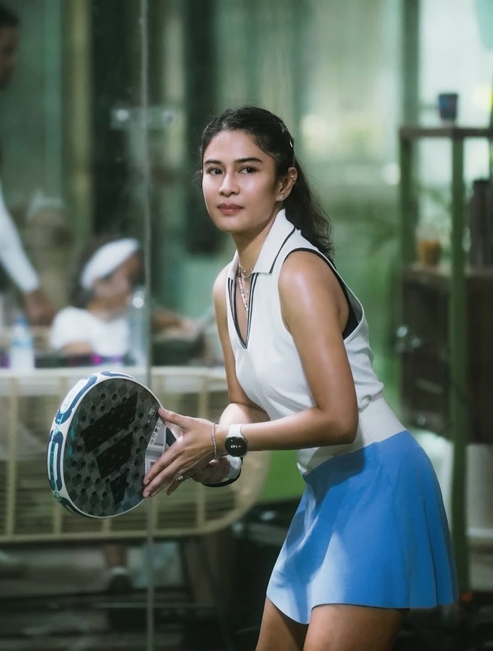 Olahraga juga menjadi bagian penting untuk menjaga kesehatan tubuh dan kulit agar awet muda ala Dian Sastro.