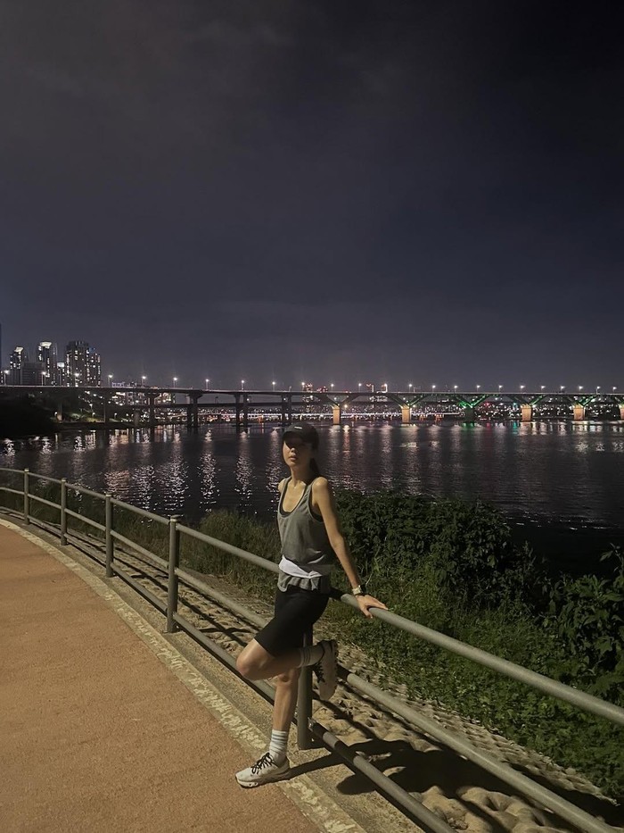 Olahraga tidak mengenal waktu, Beauties. Ahn Eun Jin akan mengusahakan untuk berolahraga selagi ada waktu, salah satunya adalah berlari di kawasan Sungai Han di malam hari dengan udara dingin yang lebih nyaman./ Foto: instagram.com/eunjin__a