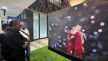 Sorotan Dunia Olahraga CNN Sport : Memeluk Timnas Indonesia di Pameran Foto 90' dan Beyond