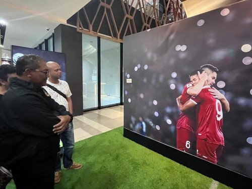 Memeluk Timnas Indonesia di Pameran Foto 90' & Beyond