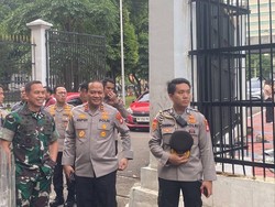 Pangdam Jaya dan Kapolda Metro Cek Massa Demo di Belakang Gedung DPR