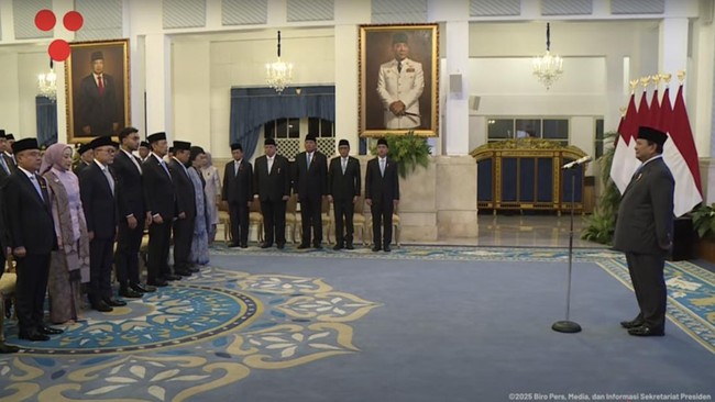 Presiden Prabowo Subianto resmi melantik Kepala Badan hingga Duta Besar Luar Biasa Berkuasa Penuh (Dubes LBBP) di Istana Negara, Jakarta.