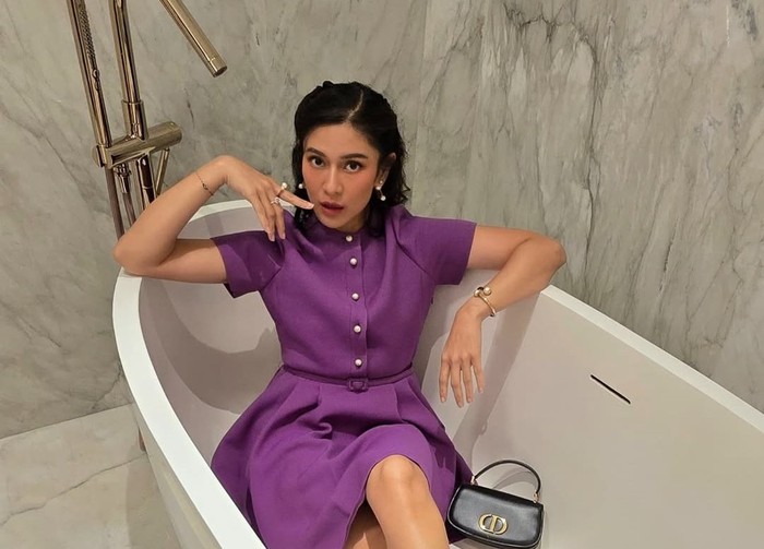 Meditasi, membaca buku, atau sekadar me time bisa menjadi pilihan yang tepat untuk mengelola stres ala Dian Sastro.