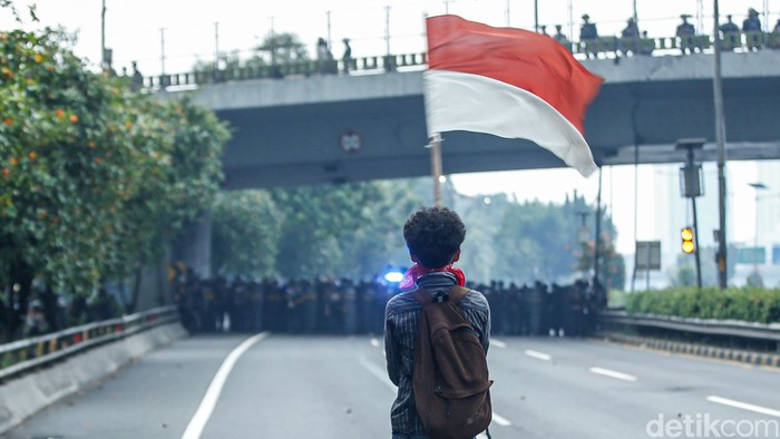 Begini kondisi di Tol Dalam Kota depan Gedung DPR/MPR RI, Jakarta, Senin (25/8/2025).