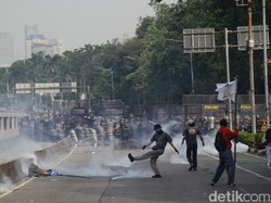 Pertolongan Pertama yang Bisa Dilakukan saat Terkena Gas Air Mata