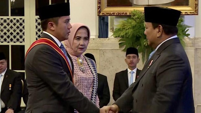 Presiden Prabowo Subianto menganugerahkan Bintang Mahaputera Utama kepada Seskab Letkol Teddy Indra Wijaya di Istana Negara, Jakarta, Senin (25/8).