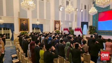 Sorotan Dunia Olahraga CNN Sport : Eks Timnas dan Manusia Tercepat Asia Dapat Tanda Kehormatan Prabowo