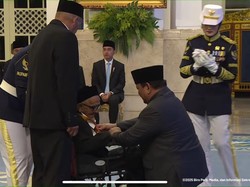 Prabowo Beri Bintang Jasa ke Nyak Sandang Penyumbang Pembelian Pesawat Pertama RI