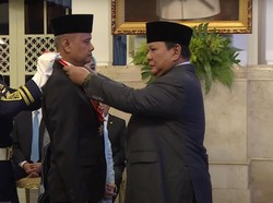 Momen Prabowo Ralat MC yang Salah Sebut Sosok Penerima Tanda Kehormatan