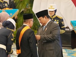 Momen Prabowo Anugerahkan Bintang Republik Indonesia Utama ke Dasco